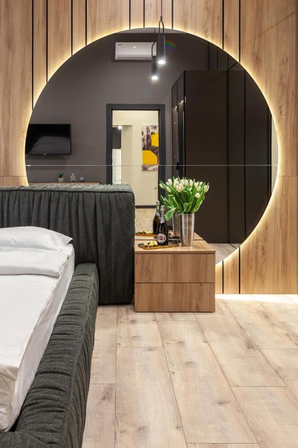 Royal Vip Apartment On Leontovicha 5 Lviv Extérieur photo